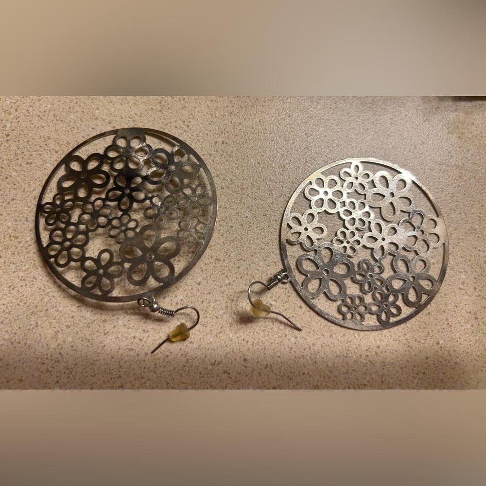 💰2/$10 Daisy shape thin silver circles- size med